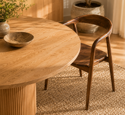Chaise Design Alba – Noyer Massif, Dossier Enveloppant et Accoudoirs