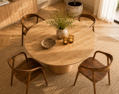 Chaise Design Alba – Noyer Massif, Dossier Enveloppant et Accoudoirs