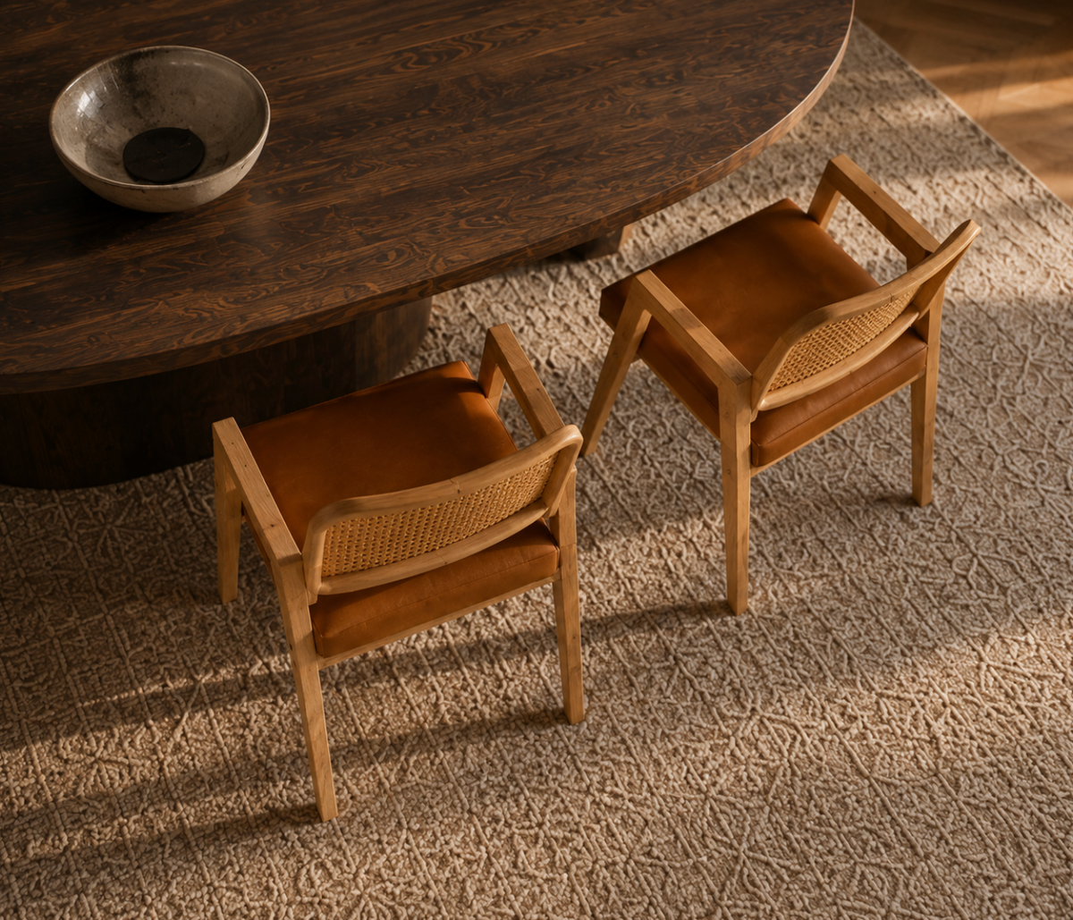 Chaise Cannée Gloire – Bois Massif Clair, Assise Rembourrée en cuir Cognac
