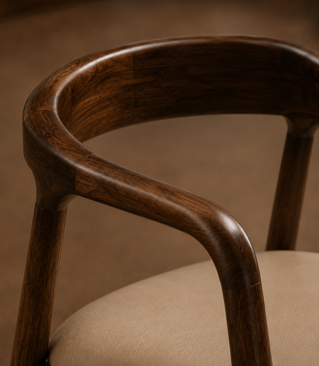 Chaise Design Ava – Noyer Massif, Assise Rembourrée en Cuir Crème