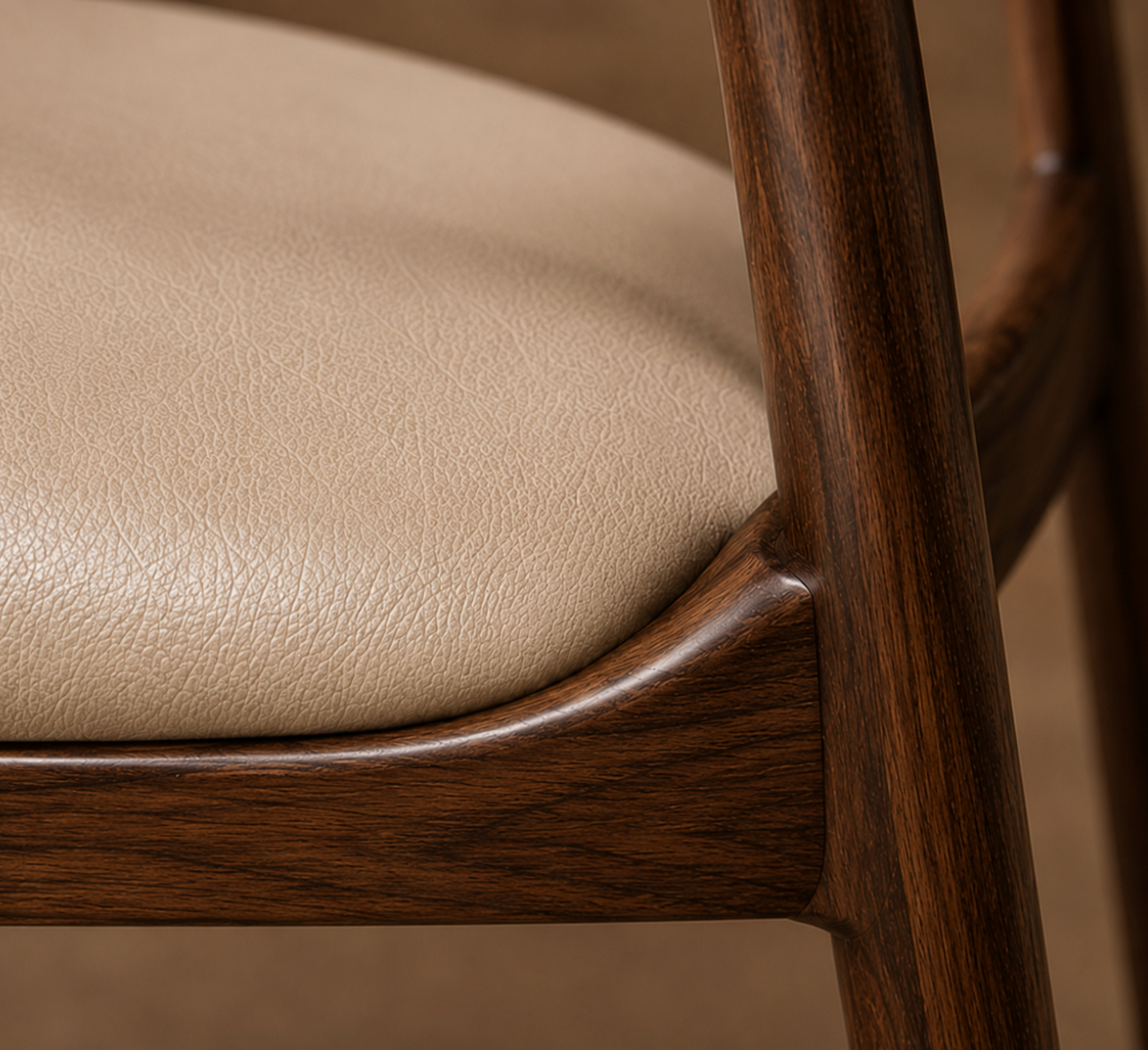 Chaise Design Ava – Noyer Massif, Assise Rembourrée en Cuir Crème