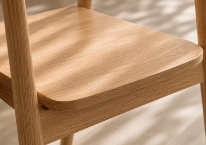 Chaise Design Isa – Bois Massif Clair, Dossier Enveloppant et Accoudoirs