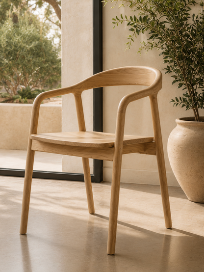 Chaise Design Isa – Bois Massif Clair, Dossier Enveloppant et Accoudoirs