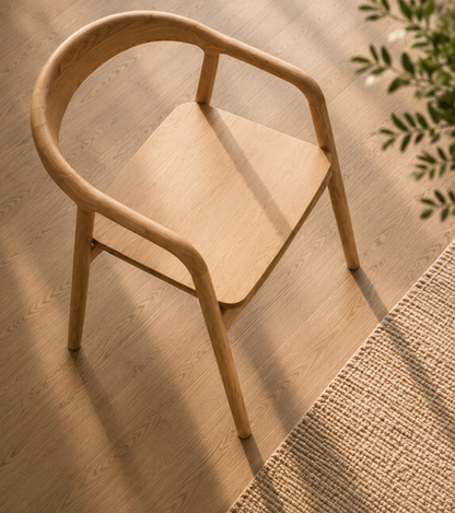 Chaise Design Isa – Bois Massif Clair, Dossier Enveloppant et Accoudoirs