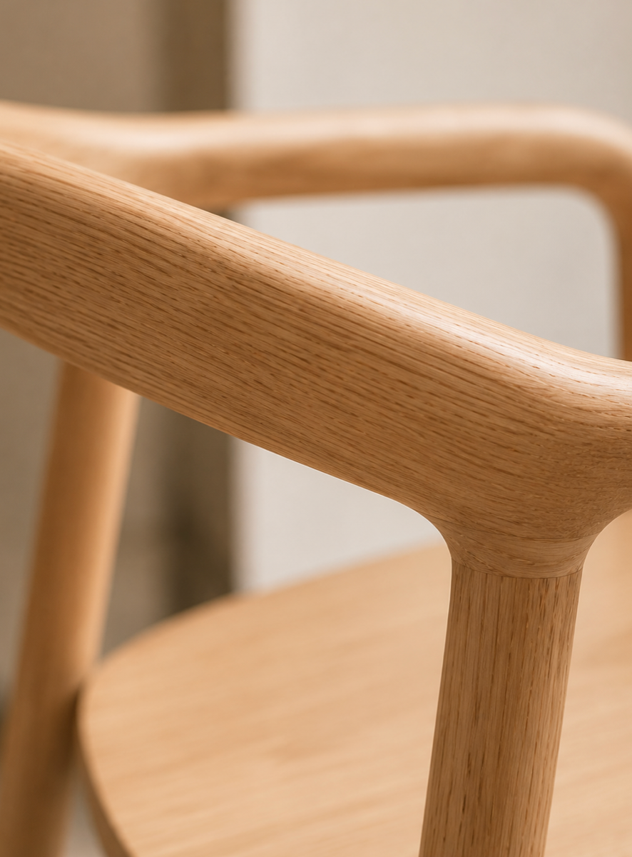 Chaise Design Isa – Bois Massif Clair, Dossier Enveloppant et Accoudoirs