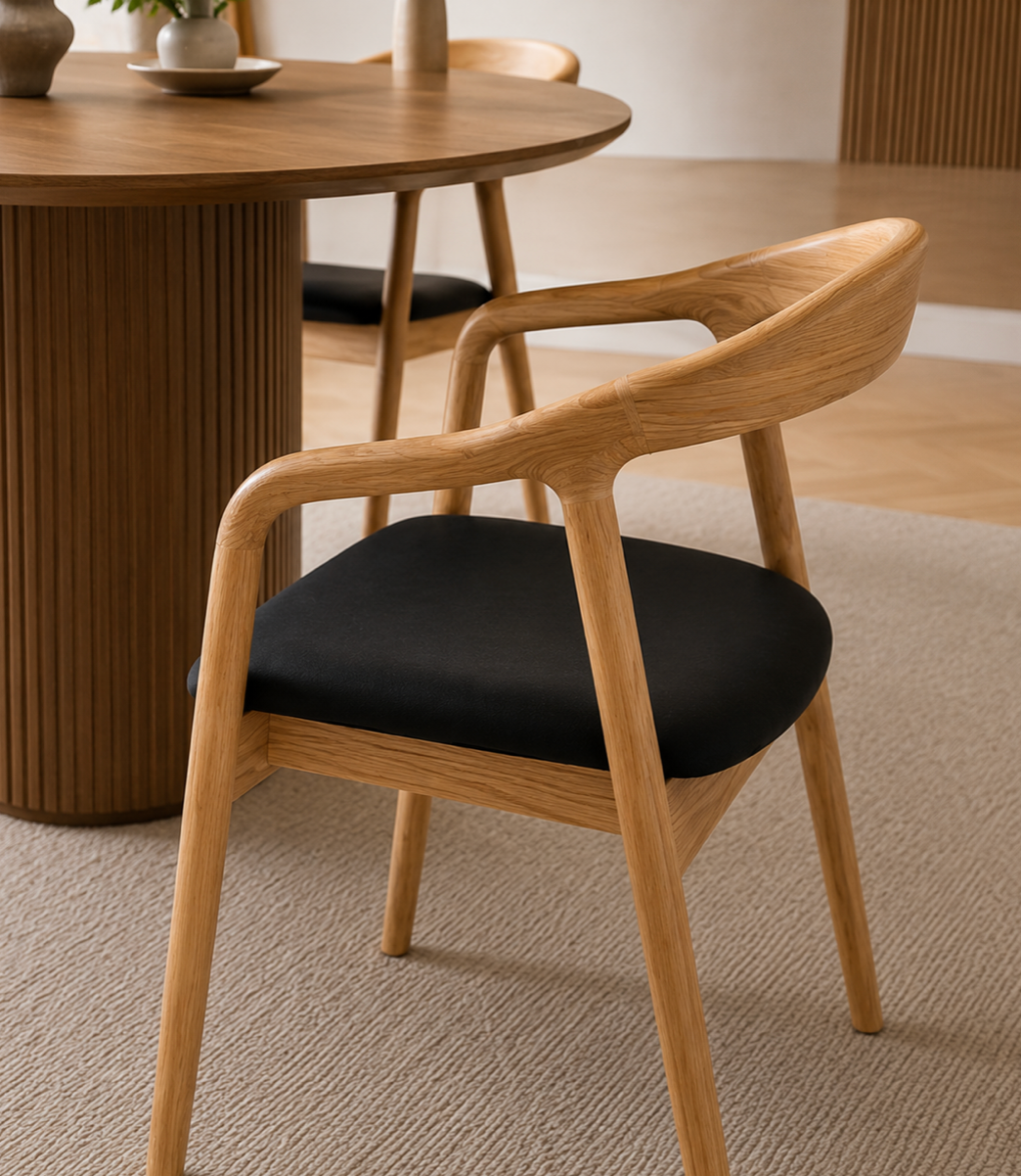 Chaise Design Iva – Bois Massif Clair, Assise Rembourrée en Cuir Anthracite