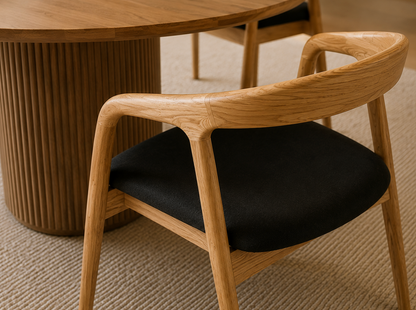 Chaise Design Iva – Bois Massif Clair, Assise Rembourrée en Cuir Anthracite
