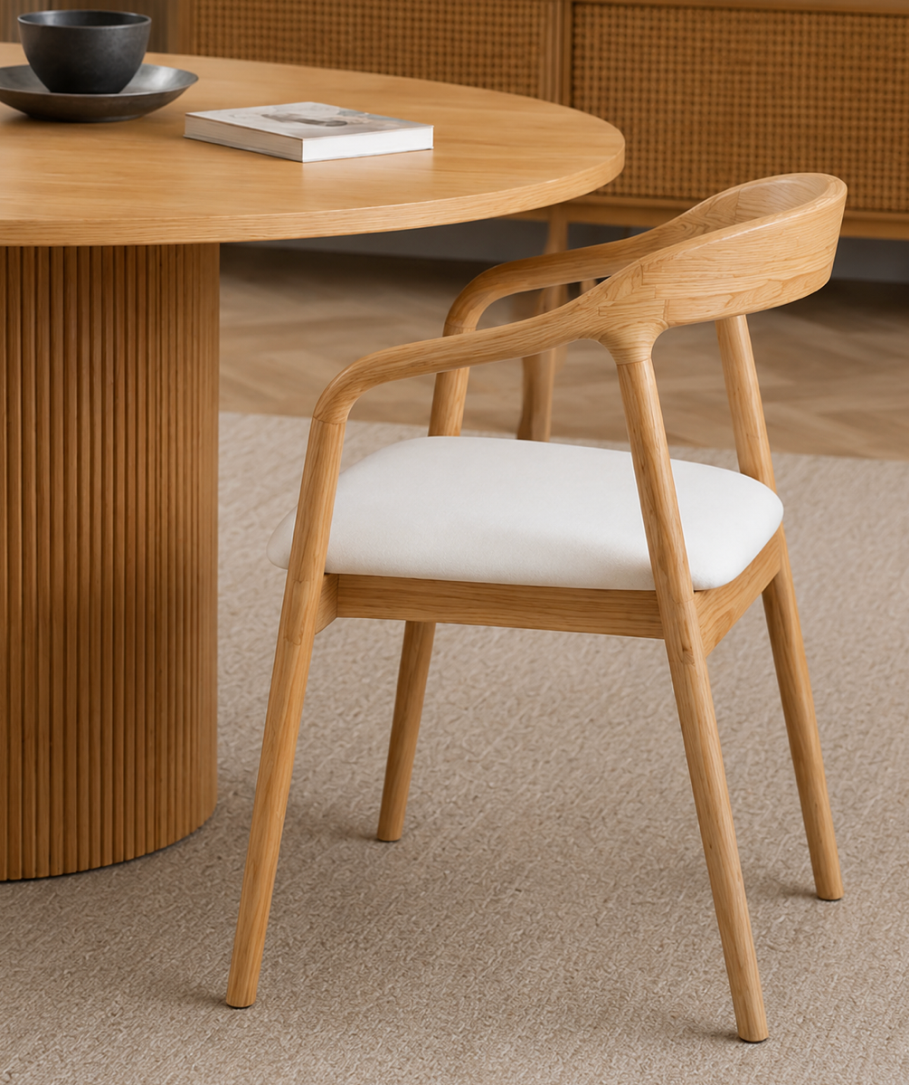 Chaise Design Ina – Bois Massif Clair, Assise Rembourrée en Cuir Blanc