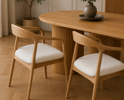 Chaise Design Ina – Bois Massif Clair, Assise Rembourrée en Cuir Blanc