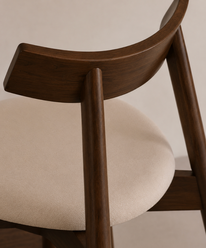 Chaise Design Iris – Noyer Massif, Assise Rembourrée en cuir Blanc