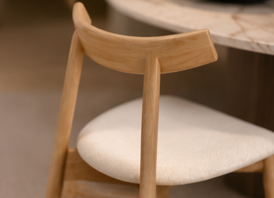 Chaise Design Alix – Bois Massif Clair, Assise Rembourrée en cuir Blanc